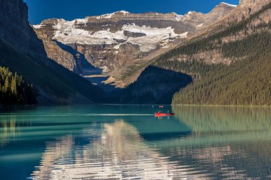Banff, Kanada - önce 19 2017 - kayık yapıyor ve göl buzultaş şaşırtıcı senaryo zevk turistler, sabah ışık, arka plan, mavi gökyüzüne yaz saati Banff, buzul.