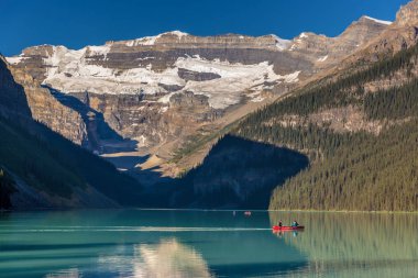 Banff, Kanada - önce 19 2017 - kayık yapıyor ve göl buzultaş şaşırtıcı senaryo zevk turistler, sabah ışık, arka plan, mavi gökyüzüne yaz saati Banff, buzul.