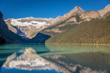 Banff, Kanada - önce 19 2017 - kayık yapıyor ve göl buzultaş şaşırtıcı senaryo zevk turistler, sabah ışık, arka plan, mavi gökyüzüne yaz saati Banff, buzul.