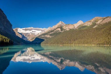 Banff, Kanada - önce 19 2017 - kayık yapıyor ve göl buzultaş şaşırtıcı senaryo zevk turistler, sabah ışık, arka plan, mavi gökyüzüne yaz saati Banff, buzul.