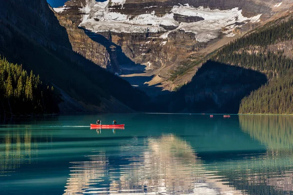 バンフ カナダ 2017 カヤックをやって 湖の氷堆石の驚くべきシナリオを楽しむ観光客 朝早く光 青空の夏にはバンフで氷河 — ストック写真
