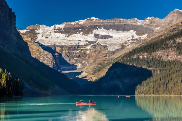 Banff, Kanada - önce 19 2017 - kayık yapıyor ve göl buzultaş şaşırtıcı senaryo zevk turistler, sabah ışık, arka plan, mavi gökyüzüne yaz saati Banff, buzul.