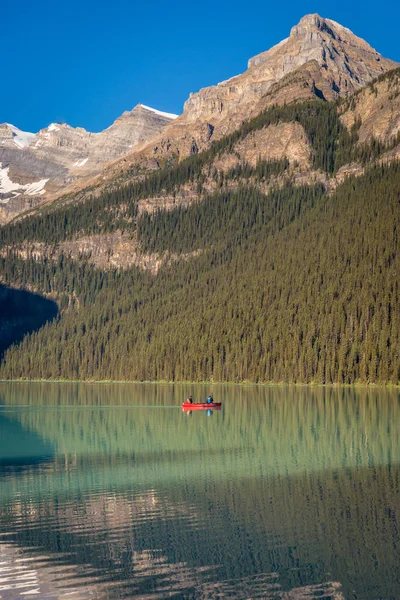 バンフ カナダ 2017 カヤックをやって 湖の氷堆石の驚くべきシナリオを楽しむ観光客 朝早く光 青空の夏にはバンフで氷河 — ストック写真