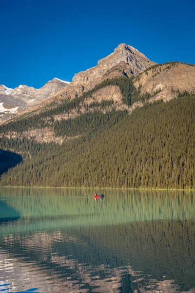 Banff Canadá Ago 19Th 2017 Turistas Fazendo Caiaque Desfrutando Cenário — Fotografia de Stock