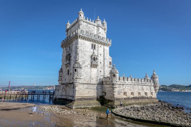 Lisbon, Portekiz - 8th Mayıs 2018 - turistler ve yerliler için Belem Kulesi, mirası Unesco Lizbon, Portekiz, mavi gökyüzü öğleden sonra zevk