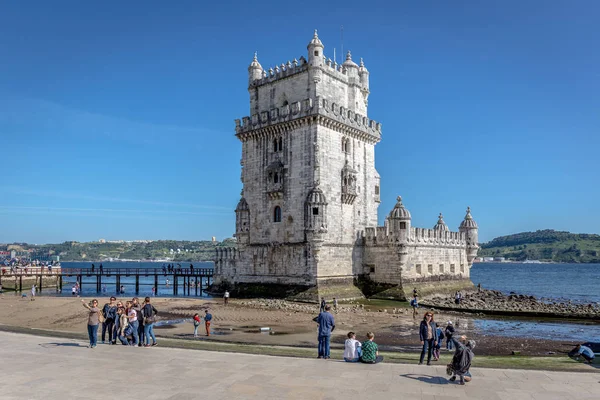 Lisabon Portugalsko Května 2018 Turisté Místní Těší Modrá Obloha Odpoledne — Stock fotografie