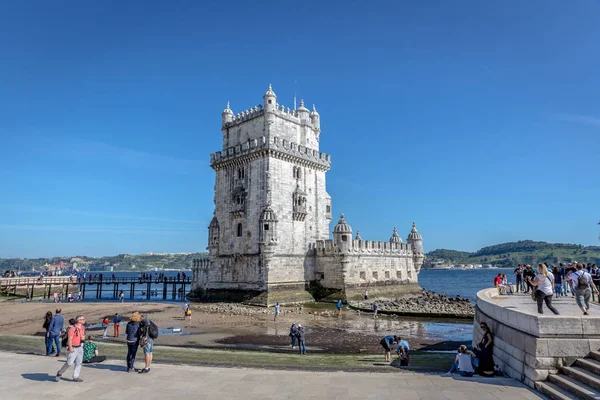 Lisabon Portugalsko Května 2018 Turisté Místní Těší Modrá Obloha Odpoledne — Stock fotografie