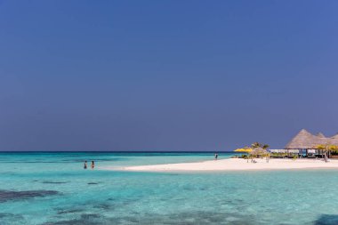 Maldivler, 8th Şubat 2018 - turist turkuaz mavi deniz, ıssız bir ada, mavi gökyüzü gün, Cennet Maldivler duygu küçük geleneksel kulübe otel yüzme.