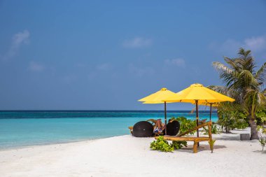 Şaşırtıcı beach, sarı plaj şemsiyesi, mavi gökyüzü, cennet, mükemmel ağ geçidi tatil kavramı.