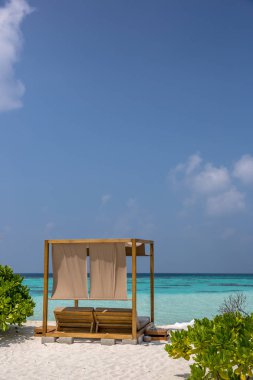 Şaşırtıcı beach, sarı plaj şemsiyesi, mavi gökyüzü, cennet, mükemmel ağ geçidi tatil kavramı.
