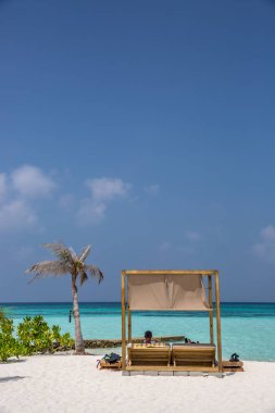 Şaşırtıcı beach, sarı plaj şemsiyesi, mavi gökyüzü, cennet, mükemmel ağ geçidi tatil kavramı.