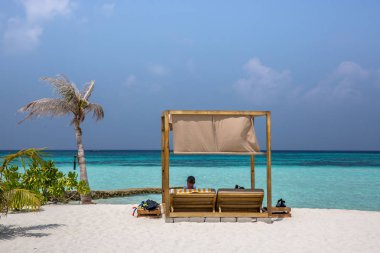 Şaşırtıcı beach, sarı plaj şemsiyesi, mavi gökyüzü, cennet, mükemmel ağ geçidi tatil kavramı.