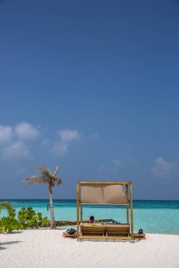 Şaşırtıcı beach, sarı plaj şemsiyesi, mavi gökyüzü, cennet, mükemmel ağ geçidi tatil kavramı.