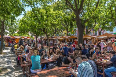 Lisbon, Portekiz - 7 Mayıs 2018 - turistler ve yerliler için Lizbon Lizbon, Portekiz Bairro Alto (yüksek tepe mahalle) yaz zevk