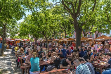 Lisbon, Portekiz - 7 Mayıs 2018 - turistler ve yerliler için Lizbon Lizbon, Portekiz Bairro Alto (yüksek tepe mahalle) yaz zevk