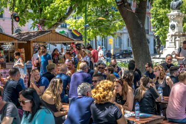 Lisbon, Portekiz - 7 Mayıs 2018 - turistler ve yerliler için Lizbon Lizbon, Portekiz Bairro Alto (yüksek tepe mahalle) yaz zevk