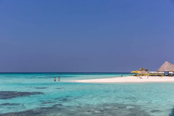 Maldives Février 2018 Les Touristes Nagent Dans Une Mer Bleue — Photo