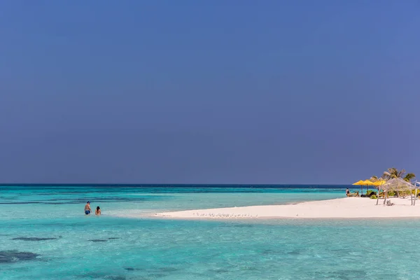 Malediven Februar 2018 Touristen Schwimmen Türkisblauem Meer Einsame Insel Kleines — Stockfoto