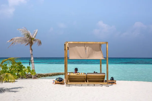 Increíble Playa Sombrilla Amarilla Cielo Azul Concepto Paraíso Perfectas Vacaciones — Foto de Stock