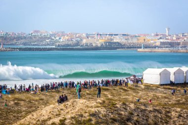 Peniche, Portekiz - 18th Ekim 2017 - büyük kalabalık insan büyük bir dalga 2017 Meo Rip Curl Pro Portekiz Peniche, Portekiz kıyısında ihlal izliyor.