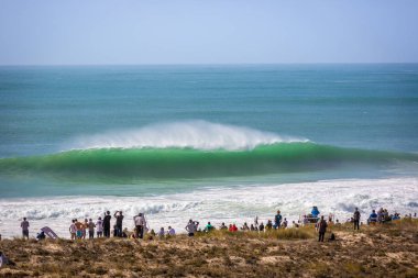 Peniche, Portekiz - 18th Ekim 2017 - büyük kalabalık insan büyük bir dalga 2017 Meo Rip Curl Pro Portekiz Peniche, Portekiz kıyısında ihlal izliyor.