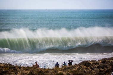 Peniche, Portekiz - 18th Ekim 2017 - büyük kalabalık insan büyük bir dalga 2017 Meo Rip Curl Pro Portekiz Peniche, Portekiz kıyısında ihlal izliyor.