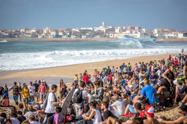 Peniche, Portekiz - 18th Ekim 2017 - büyük kalabalık insan büyük bir dalga 2017 Meo Rip Curl Pro Portekiz Peniche, Portekiz kıyısında ihlal izliyor.