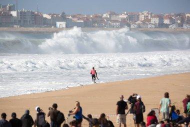 Peniche, Portekiz - 25th Ekim 2017 - A sörfçü kum dünya sörf ligin 2017 Meo Rip Curl Pro Portekiz sörf rekabet Peniche, Portekiz sırasında çalışan