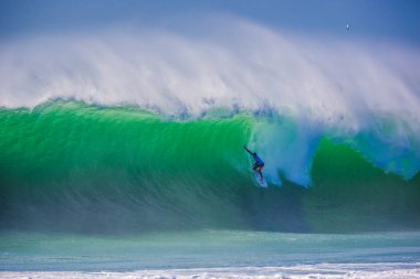 Dünya sörf ligin 2017 Meo Rip Curl Pro Portekiz sörf rekabet Peniche, Portekiz sırasında dev bir dalga sarkık Peniche, Portekiz - 25th Ekim 2017 - A sörfçü