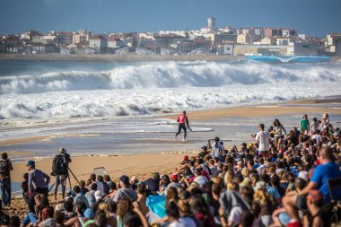 Peniche, Portekiz - 25th Ekim 2017 - A sörfçü kum dünya sörf ligin 2017 Meo Rip Curl Pro Portekiz sörf rekabet Peniche, Portekiz sırasında çalışan