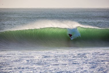 Peniche, Portekiz - 25th Ekim 2017 - Adriano de Souza dünya sörf ligin 2017 Meo Rip Curl Pro Portekiz sörf rekabet Peniche, Portekiz sırasında bir dalga sörf