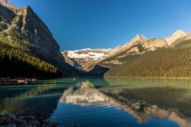 Dağlar ve buzullar Banff National Park Kanada'da bir mavi gökyüzü gün içinde çevrili muhteşem göl