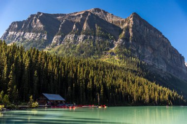 Dağlar ve çam ağaçları Banff National Park Kanada'da bir mavi gökyüzü gün ile muhteşem göl