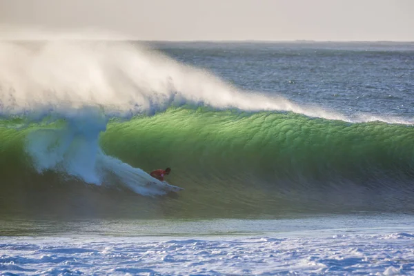 Peniche, Portekiz - 25th Ekim 2017 - Felipe Toledo dünya sörf ligin 2017 Meo Rip Curl Pro Portekiz sörf rekabet Peniche, Portekiz sırasında bir dalga sörf