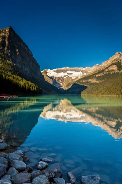Incredibile Lago Circondato Montagne Ghiacciai Una Giornata Cielo Blu Nel — Foto Stock