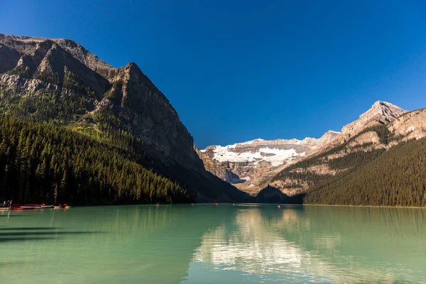 Green Lake Surrounded Mountains Glaciers Blue Sky Day Banff National — Stock Photo, Image