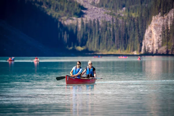 Banff Canadá Agosto 2017 Locais Turistas Fazendo Caiaque Incrível Lago — Fotografia de Stock