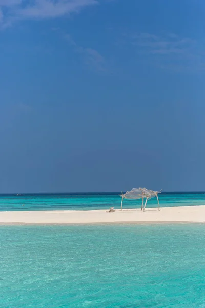 Erstaunliches Blaues Wasser Einer Einsamen Insel Blauer Himmel Tag Holzhütte — Stockfoto