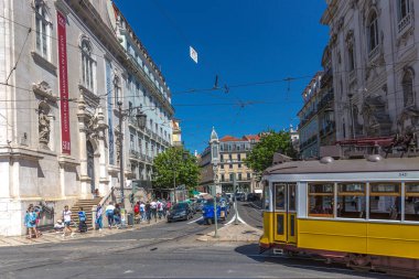 Lizbon, Portekiz - 9 Mayıs 2018 - Turizm ve geleneksel bir sarı at binme yerliler Lizbon, şehir merkezinde güzel mavi gökyüzü gün bahar süre içinde Lizbon tramvay