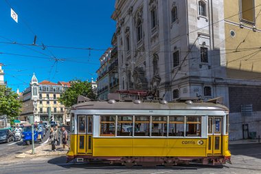 Lizbon, Portekiz - 9 Mayıs 2018 - Turizm ve geleneksel bir sarı at binme yerliler Lizbon, şehir merkezinde güzel mavi gökyüzü gün bahar süre içinde Lizbon tramvay