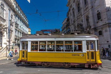 Lizbon, Portekiz - 9 Mayıs 2018 - Turizm ve geleneksel bir sarı at binme yerliler Lizbon, şehir merkezinde güzel mavi gökyüzü gün bahar süre içinde Lizbon tramvay