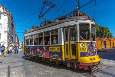 Lizbon, Portekiz - 9 Mayıs 2018 - Turizm ve geleneksel bir sarı at binme yerliler Lizbon, şehir merkezinde güzel mavi gökyüzü gün bahar süre içinde Lizbon tramvay
