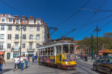 Lizbon, Portekiz - 9 Mayıs 2018 - Turizm ve geleneksel bir sarı at binme yerliler Lizbon, şehir merkezinde güzel mavi gökyüzü gün bahar süre içinde Lizbon tramvay