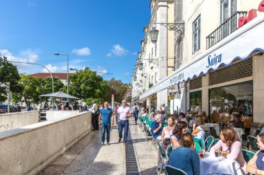 Lisbon, Portekiz - 9 Mayıs 2018 - turistler ve yerliler için restoran ve Portekiz ağaçlarda bir geleneksel yol içinde Lizbon şehir merkezine yürüyüş.