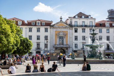 Lisbon, Portekiz - 9 Mayıs 2018 - turistler ve yerliler için Lizbon geleneksel Bulvarı'ndaki şehir merkezine yürüyüş bir mavi gökyüzü gün, Portekiz.