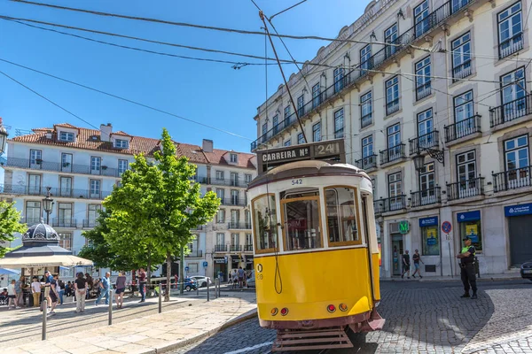 Lisabon Portugalsko Května 2018 Turistické Místní Obyvatelé Koni Tradiční Žluté — Stock fotografie