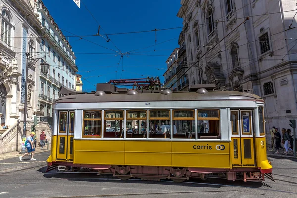 Lisabon Portugalsko Května 2018 Turistické Místní Obyvatelé Koni Tradiční Žluté — Stock fotografie