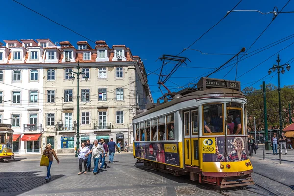 Lisabon Portugalsko Května 2018 Turistické Místní Obyvatelé Koni Tradiční Žluté — Stock fotografie
