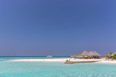 Turistler zevk bir balayı senaryo, beyaz kum, Karayip sular, bir yaz günü daki lüks otel
