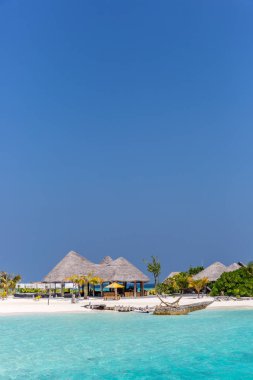 Arka planda bir mavi gökyüzü gün içinde seçkin bir otel ile inanılmaz renkli deniz. Cennet, tatil, Özgürlük kavramı.